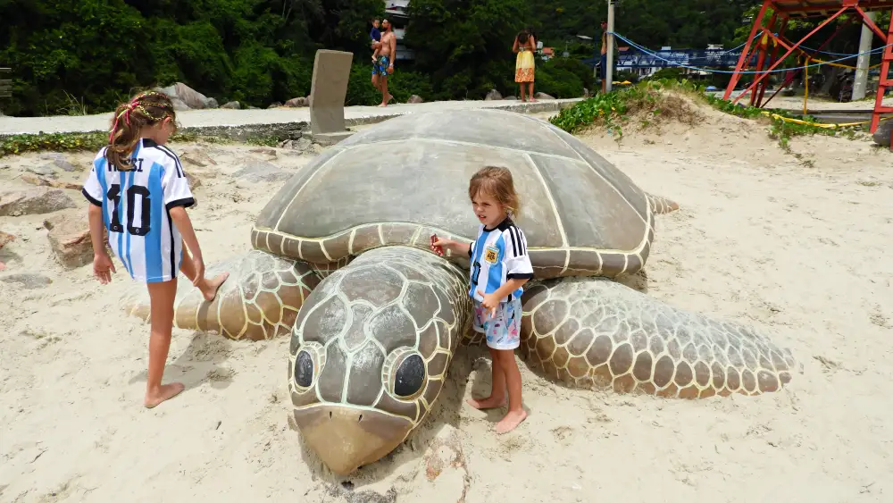 Lu y Del con tortuga