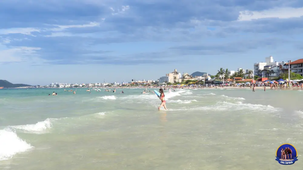 La Playa de los Ingleses tiene aguas cristalinas con tonalidades turquesa.