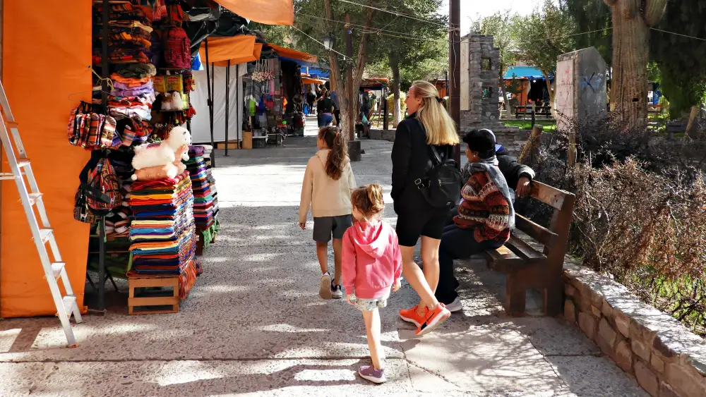 Paseando por la plaza de Tilcara