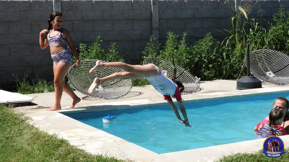 Lourdes en la pileta